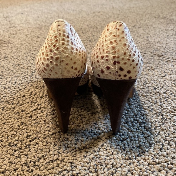 NWOT Hype Cream & Brown Heels Size 6 in Snakeskin Pattern - Picture 3 of 9